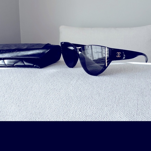 CHANEL 
Acetate Cat Eye Sunglasses 6054 Black (small scratches on lenses) - Picture 1 of 4